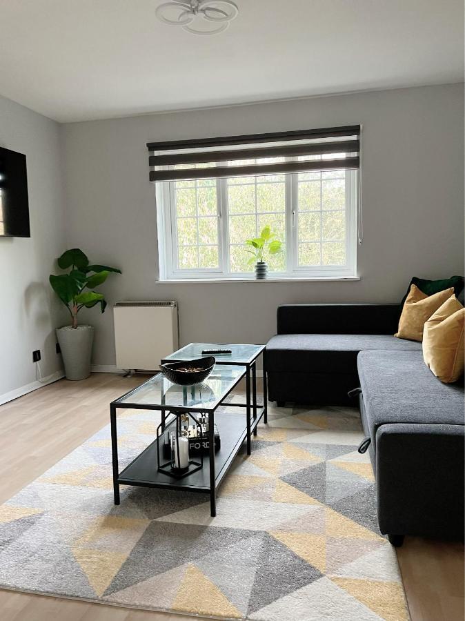 Stunning Apartment In Beckton With Private Entrance London Bagian luar foto